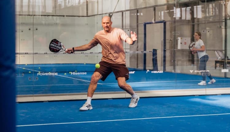 Proč hrát padel a&nbsp;jak se v&nbsp;něm zlepšit? Tohle je deset rad Jana Kollera